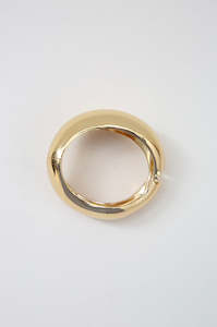 Womenswear: ample bracelet / gold