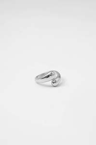 Womenswear: tear drop ring / silver