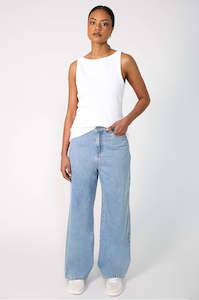 Womenswear: glowed jean / washed indigo blue