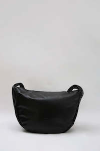 Womenswear: everyday sling bag / black