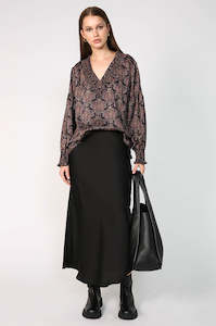 Womenswear: centric top / black paisley