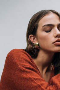 Womenswear: barrel earring / gold