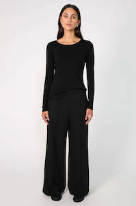 Womenswear: crew skin / black