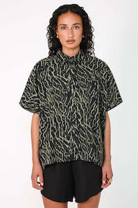 shirr shirt / green animal abstract print