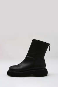 Womenswear: grid boot / black