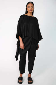 Womenswear: cape top / black