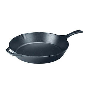 Kitchenware: Lodge Skillet 33.5cm