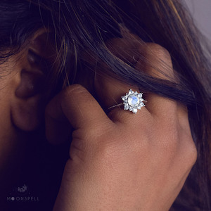 Indira – Flower Moonstone ring 925 sterling silver