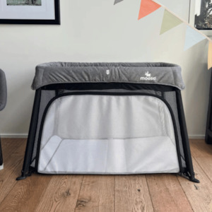 Wholesale trade: Moose Emmett Travel Cot (with 2 FREE fitted sheets)