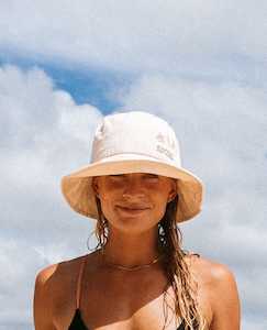 RIP CURL BEACH PARTY BUCKET HAT - BONE