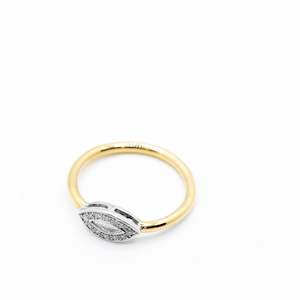 Jewellery: 9ct Modern Gold Ring With Diamonds