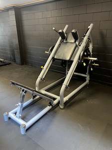 Gymnasium equipment: Matrix Magnum Hack Squat