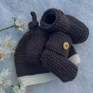 Baby wear: Stay-on merino baby booties and hat set