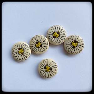 Baby wear: "Daisy" wooden baby buttons