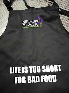 Neudorf Black Apron - Logo plus slogan