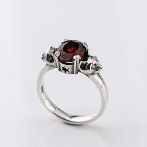 Salem Cat ring with Garnet in Sterling Silver