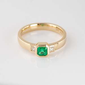 Little Princess ring with Emerald and Diamonds in 9 carat Gold