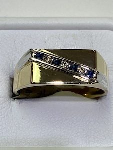 Ring - 9 ct sapphire and diamond I