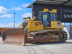 Machinery and equipment wholesaling: 2015 Komatsu D65PX Bulldozer