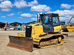 Machinery and equipment wholesaling: 2013 Caterpillar D3K LGP Bulldozer