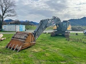 Machinery and equipment wholesaling: 2008 Volvo EC460CL Excavator