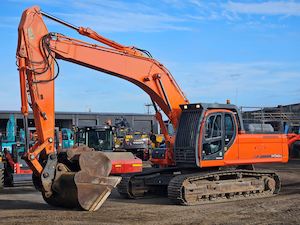 Machinery and equipment wholesaling: 2015 Doosan DX340LC Excavator