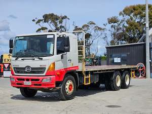 Machinery and equipment wholesaling: 2011 Hino 500 FM8J Flat Deck Truck