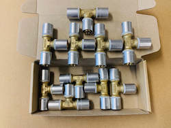 Plumbing goods wholesaling: [[15] 10 x Brass tees 15mm