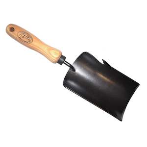 Clothing wholesaling: DEWIT LARGE POTTING SOIL SCOOP ASH HANDLE 140MM - 2940