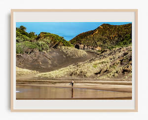 Bethells Beach: Solo Surfer