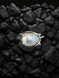 Jewellery: Pearl pronged ring