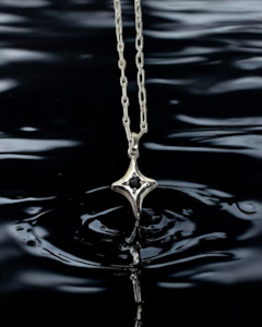 Pōhutukawa pendant - Onyx