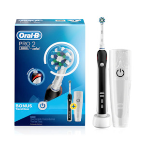 ORAL B Pro 2000 Power Brush Black with Travel Case