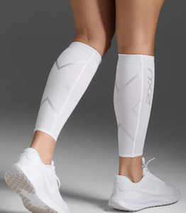 Shoe: 2XUA-T (2XU compression calf guards white/white) 102493500