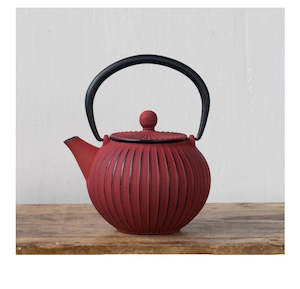 Plastic container, household: Avanti Ribbed Cast Iron Teapot 500ml - Red