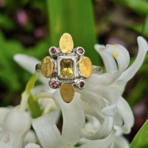 Buds in a Row. 18ct and 24ct gold, silver, natural yellow and white diamonds. Size M 1/2