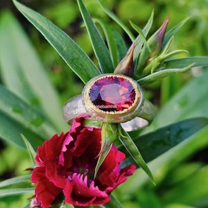 Manuka ring with 10x8mm Tanzanian garnet. 24ct gold and sterling silver. Size O 1/2