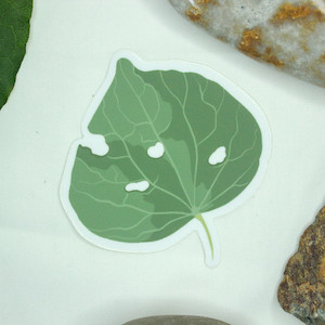 Skin wholesaling: Kawakawa Leaf Vinyl Sticker Poipoia Ōtautahi