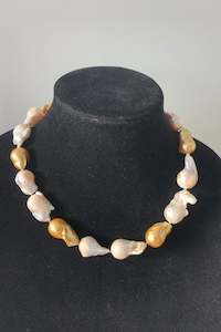 Mint Accessories: Pearl and Gold Keshi Pearls Necklace