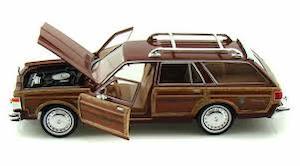 MotorMax Timeless Legends 1:24 - 1979 Chrysler LeBaron Town & Country