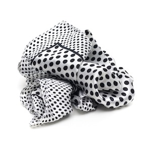 Toy: BLACK & WHITE SCARF