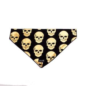 Slip On Golden Skulls Bandana