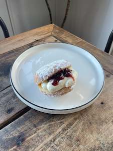 6 x Punnets Strawberry Jam and Cream donut box