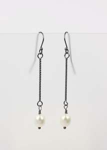 FS280: Long pearl drop earrings