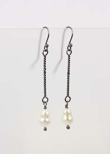 FS279: Pearl drop earrings