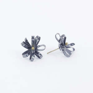 Jewellery: FS190: Ribbon studs with gold posts