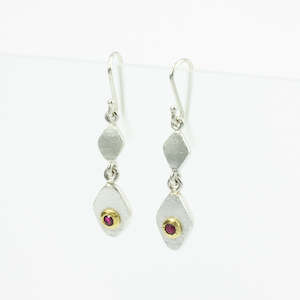 LA31: Drop earrings with gold bezel and rubies