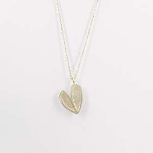 JMU133: Long heart pendant