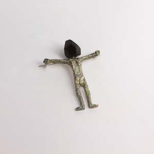 DH274: Standing man brooch