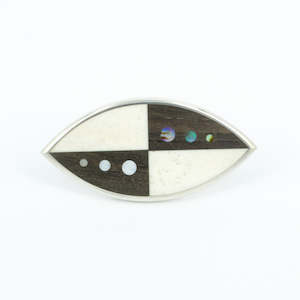 JA91: Black/white brooch